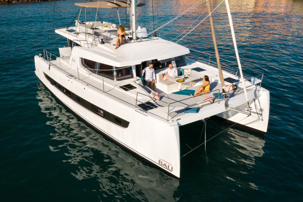 El BALI 4.6 AMAZIGH es uno de los catamaranes más confortables para charter en Baleares. Con su diseño open-space, amplias zonas de solárium y capacidad para grupos y familias, ofrece una experiencia premium en Ibiza, Mallorca, Menorca y Formentera. Ideal para quienes buscan espacio, estabilidad y comodidad en un catamarán moderno.