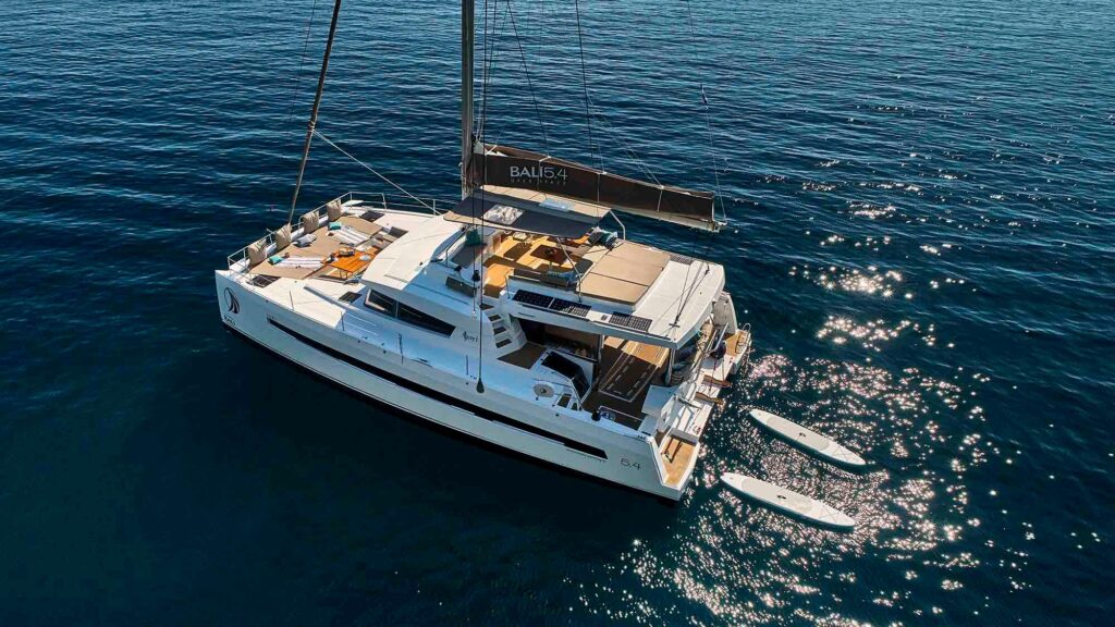 Alquiler de BALI 5.4 en Grecia para navegar el Egeo y el Jónico con espacio, estabilidad y confort. Un catamarán ideal para descubrir las islas griegas con asesoramiento profesional y experiencia de charter cuidada al detalle.