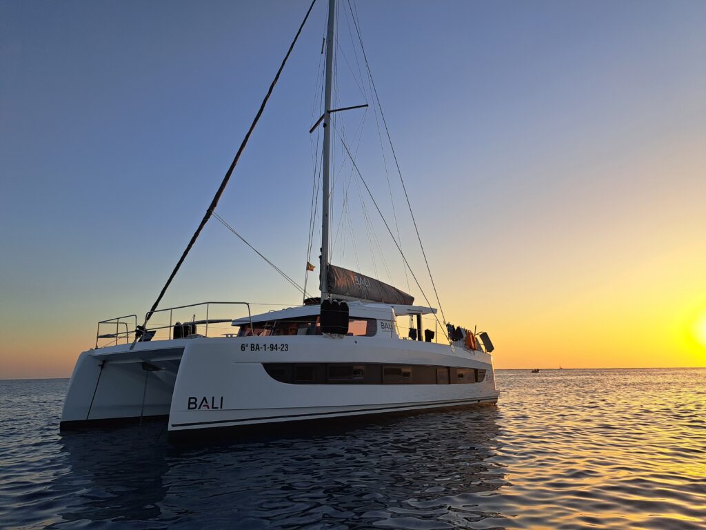 Alquiler del catamarán BALI CATSMART DORTOKA en Costa del Sol y Baleares. Un catamarán moderno, cómodo y eficiente, ideal para charter en el Mediterráneo, con amplios espacios, diseño Open Space y la garantía de SUN SAILS YACHTS.