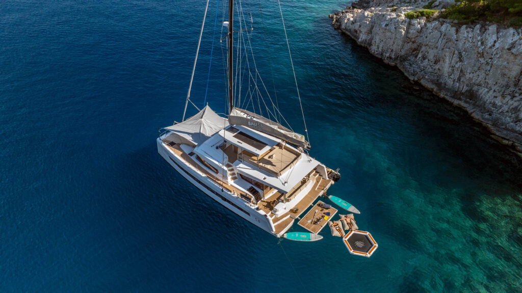 BALI 5.8 FARBEN en alquiler en Croacia. Súper catamarán de lujo con amplios espacios Open Space, flybridge panorámico y máximo confort para navegar por el Adriático con Sun Sails Yachts.