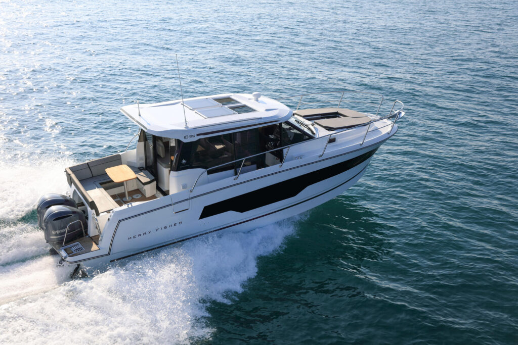 Jeanneau Merry Fisher 1095 Coupé “MIRACLES” (2022) – Versátil motor cruiser del reconocido astillero Jeanneau, diseñado para combinar confort, navegación segura y gran funcionalidad a bordo. Con amplios espacios exteriores y un luminoso salón interior, es una excelente opción para disfrutar de la navegación familiar en el Mediterráneo. Disponible con SUN SAILS Yachts.