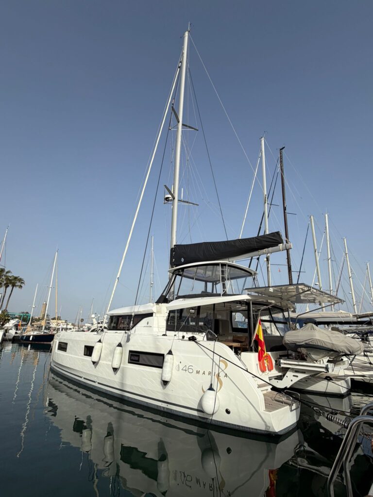 Lagoon 46 Owner Version del año 2023 en estado impecable, con bandera española, IVA e impuesto de matriculación pagados y sin uso de charter. Esta unidad destaca por su completa autonomía energética (1.500W en placas solares, baterías de litio de alta capacidad, generador y potabilizadora), permitiendo largas estancias sin necesidad de conexión a puerto. Configuración Owner con casco completo para armador y dos cabinas dobles para invitados, además de cabinas de tripulación en proa. Totalmente equipado con aire acondicionado optimizado, electrónica Raymarine completa, plataforma hidráulica, Starlink y dinghy Highfield. Un catamarán prácticamente nuevo, listo para navegar sin límites.
